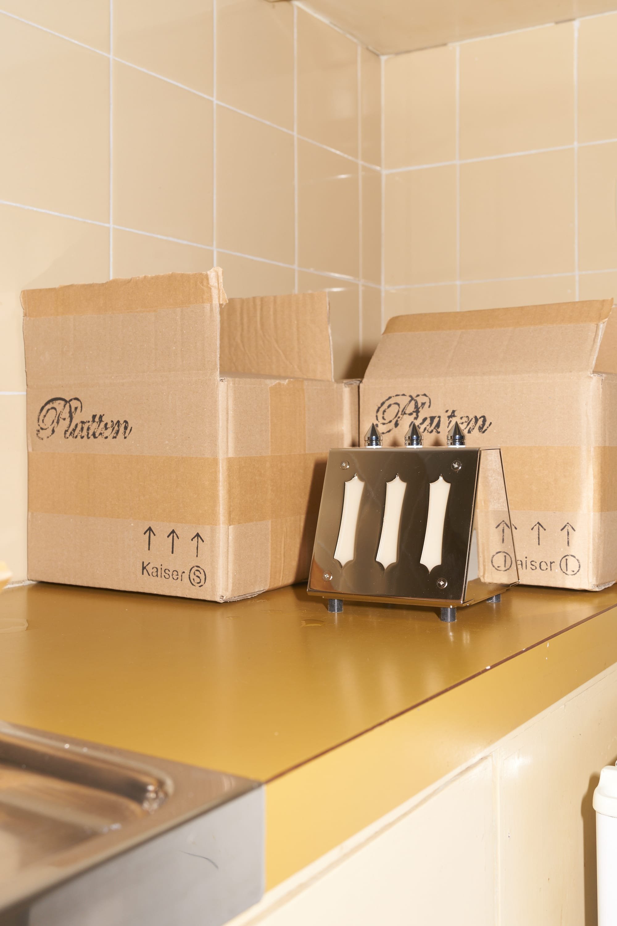 20230505_DSC05829_Platten haus kaiser lamps in a flat shop kitchen.jpg