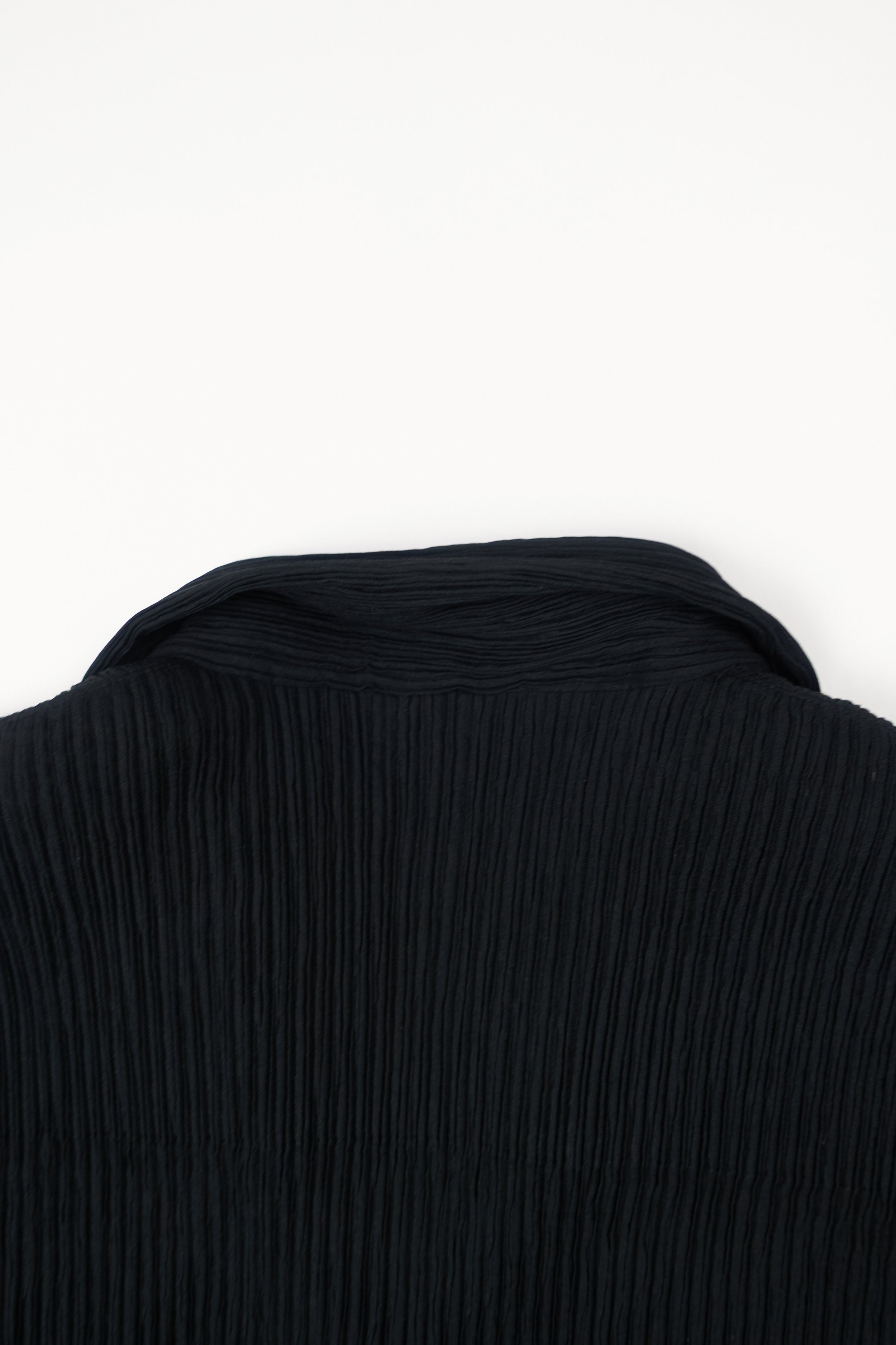 230727 Issey Miyake pleated blazer with cutouts black 0042.jpg