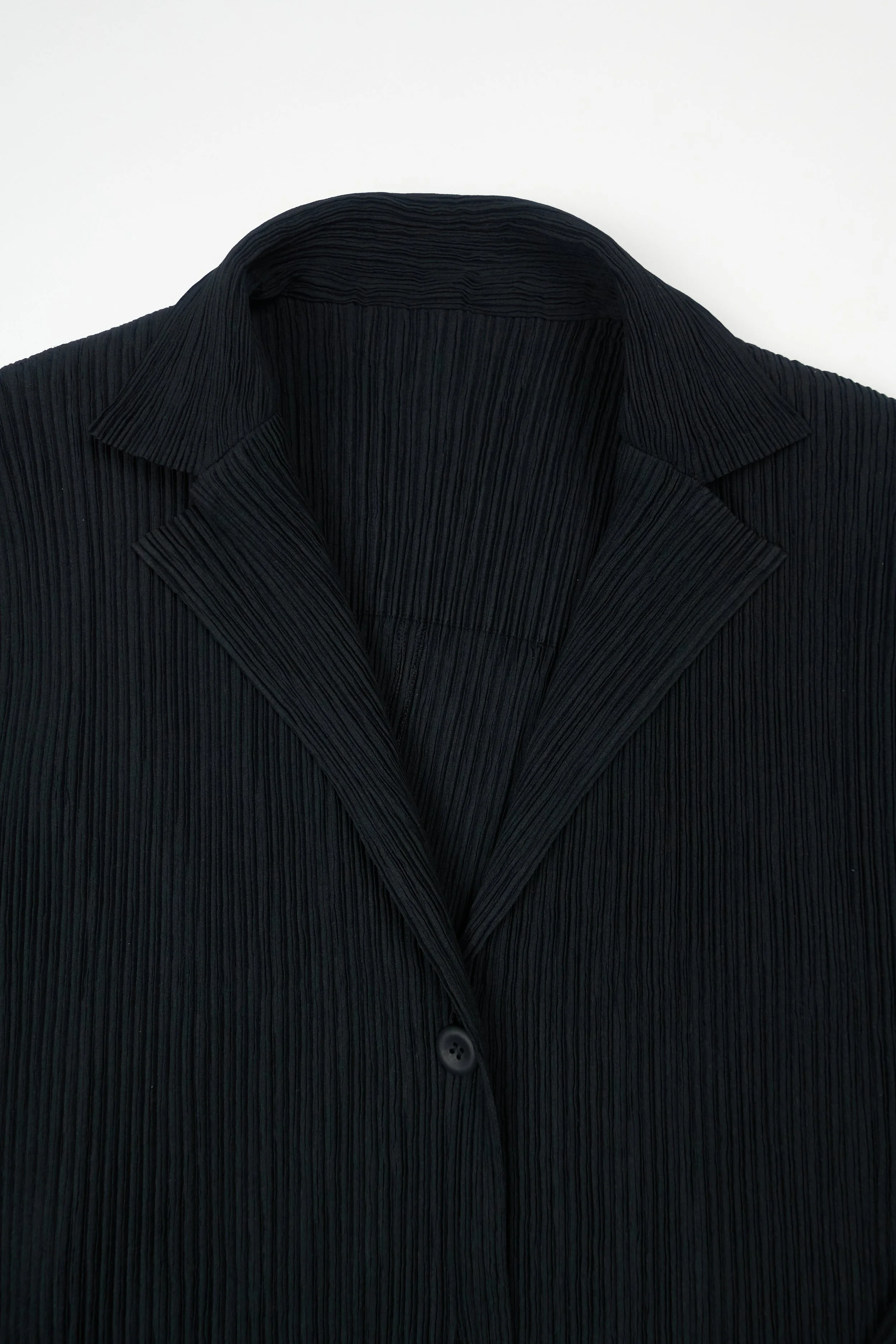 230727 Issey Miyake pleated blazer with cutouts black 0038.jpg