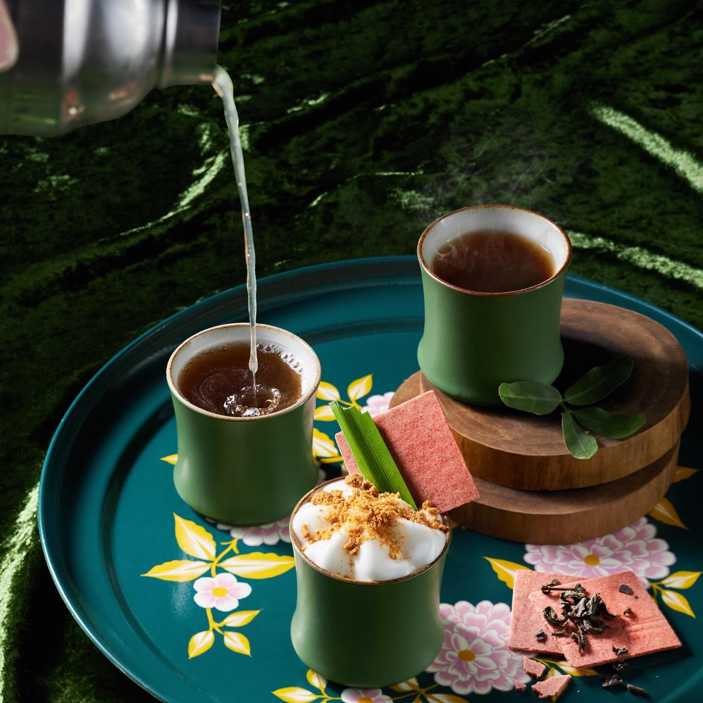 DUALITY

TEA-RIFFIC TWINS

They are identical twins - one likes his tea hot, and is warm and charming. The other prefers cold tea, and is cool and mysterious. But they both love the same things, like pineapples and cheesy desserts.

Roku, Oolong Infu