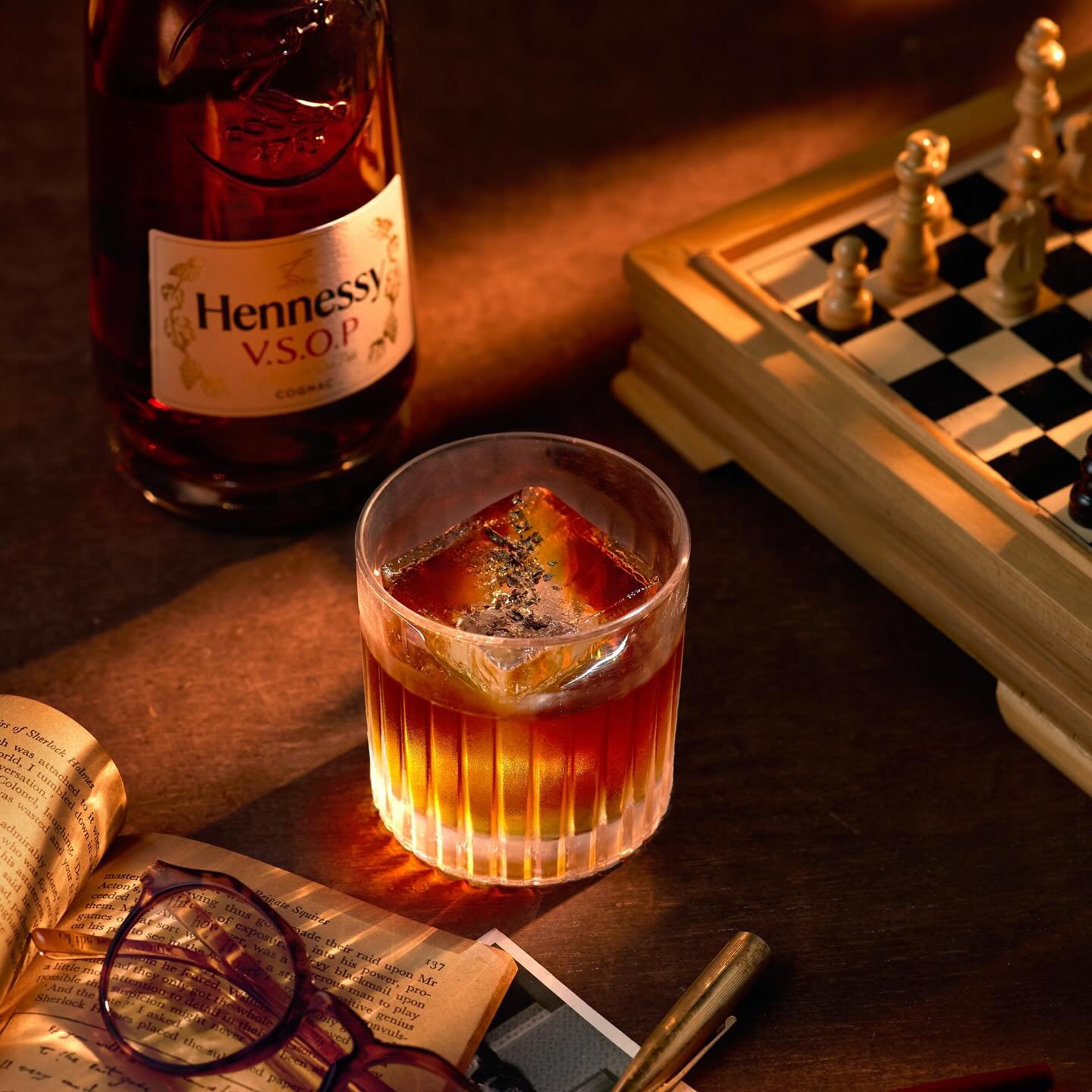 INDI

HENNY&rsquo;S HONOUR

A dashing gentlemen with a penchant for the bittersweet who is honourably old-fashioned
at heart.

Hennessy VSOP, Nuo Mi Pu-Erh, Gaj&agrave;rdo Bitter, Chocolate Bitters, Orange Zest,
Toasted Tea Leaves. 

#threexco #kuala