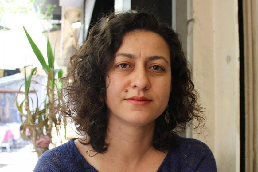 Türkiye: Gazeteci Derya Okatan’ın Yargılandığı ‘Rredhack’ Davası On İkinci Kez Ertelendi – Gazeteciler Derhal Beraat Etmelidir