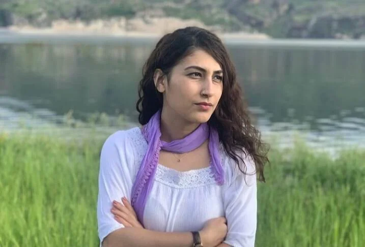 Türkiye: Gazeteci Kesire Önel, Altı Gün Gözaltında Tutulduktan Sonra Adli Kontrol Şartıyla Tahliye Edildi