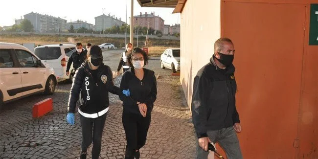 Turkiye: Kars Belediyesi Ve Çalışanlarına Yapılan Operasyonda Gazeteci Selda Manduz Gözaltına Alındı