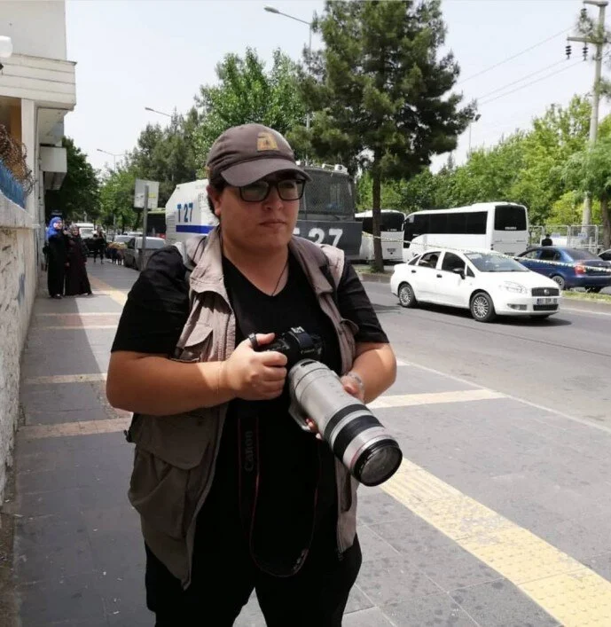 Türkiye: Mezopotamya Ajansı İzmir Muhabiri Ruken Demir’in Duruşması Kasım’a Ertelendi