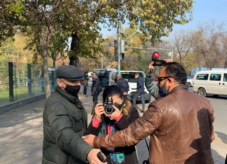 Turkey: Police Physically Restrain Journalists Covering A Protest Against Ankara Mayor