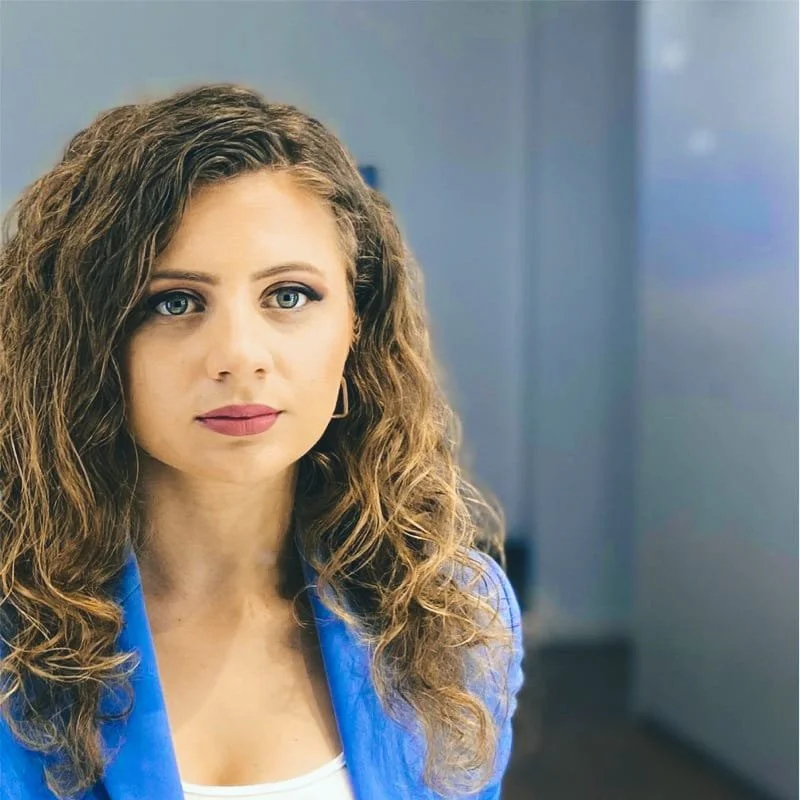 Albania: Guard Physically Restrains Journalist Klesiana Omeri Covering Parliament