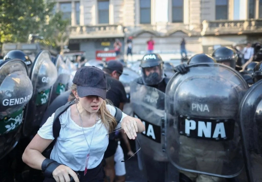 Argentina: Police Assault at Least 30 Journalists at Pro-Democracy Protest