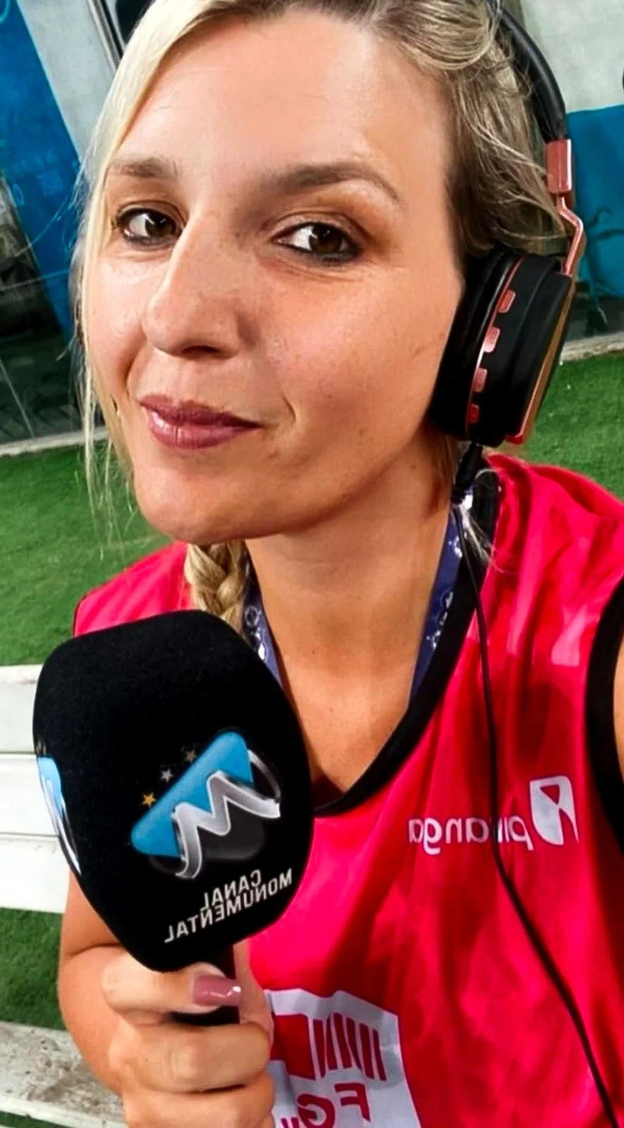 Brazil: Football Club Mascot Sexually Harasses Sports Journalist Gisele Kümpel During Match