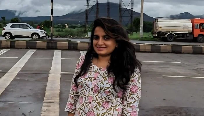 India: Police Officer Pushes and Drags Reporter Yesha Kotak