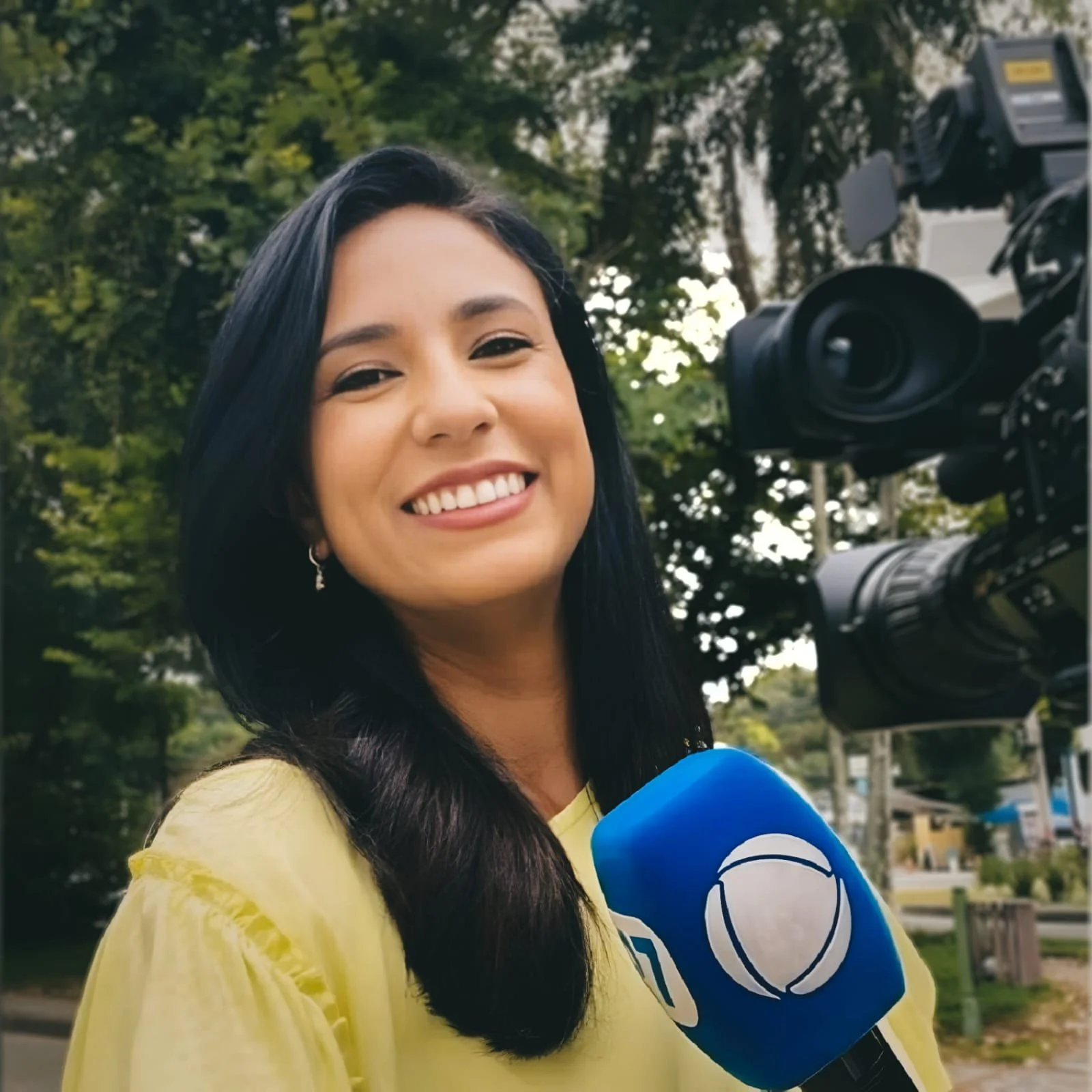 Brazil: Gunmen Open Fire on TV Recording Vehicle, Injuring Monique Bittencourt and Cameraman