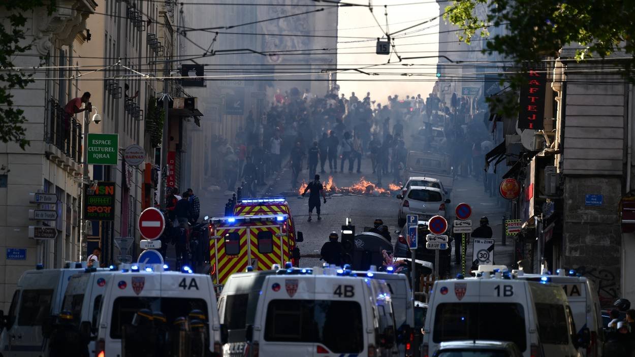 France: Police Strangles Journalist In Response To Her Press Card