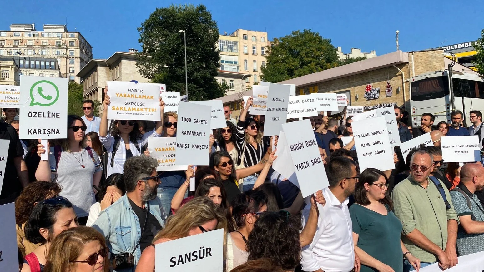 Türkiye: CFWIJ ve 21 Uluslararası Basın Özgürlüğü Grubu Türkiye'de Meclise Sunulan Dezenformasyon Yasa Tasarısını Kınadı