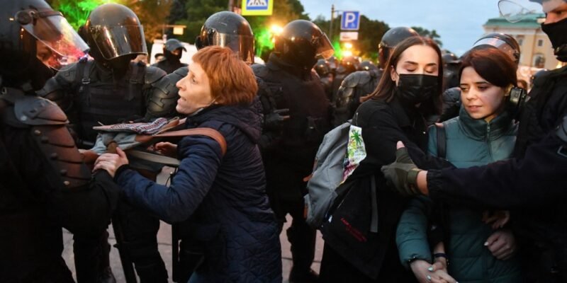 Russia: Dozens of Journalists Arrested, Including Five Women Detained Over Protest Crackdown