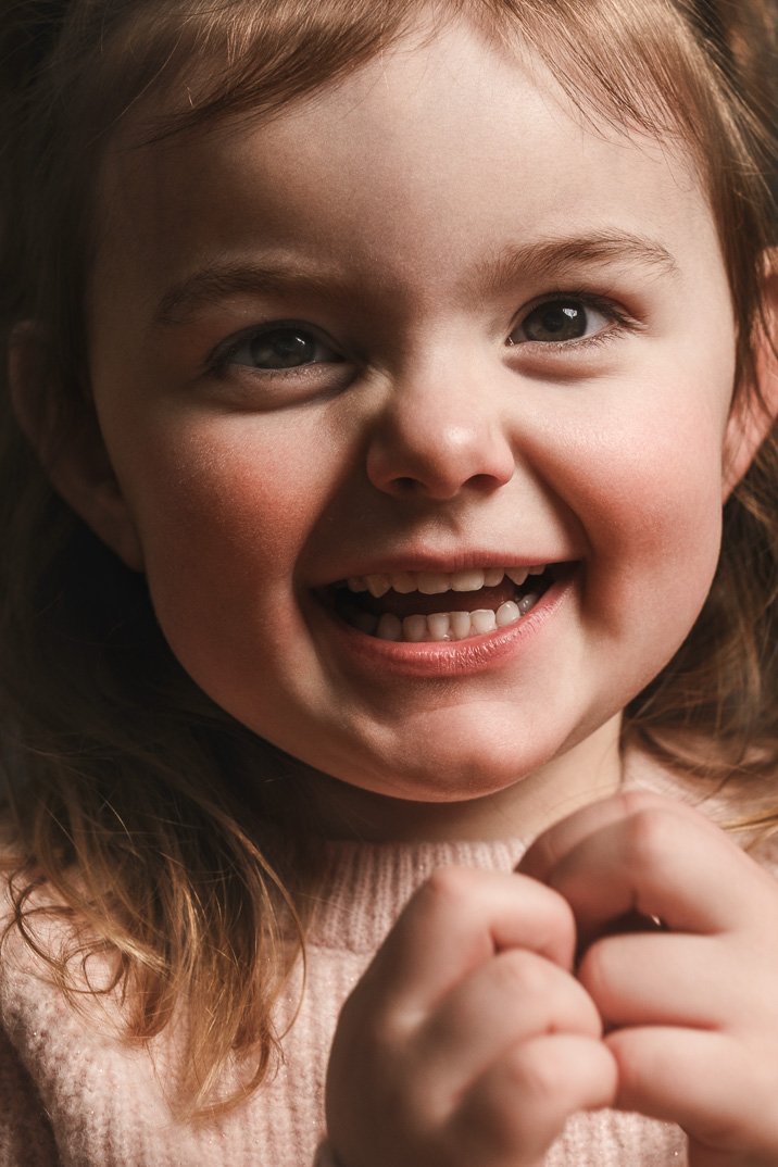 Portret van een lachend kind door kinderfotograaf in Zoetermeer – professionele fotoshoot in studio
