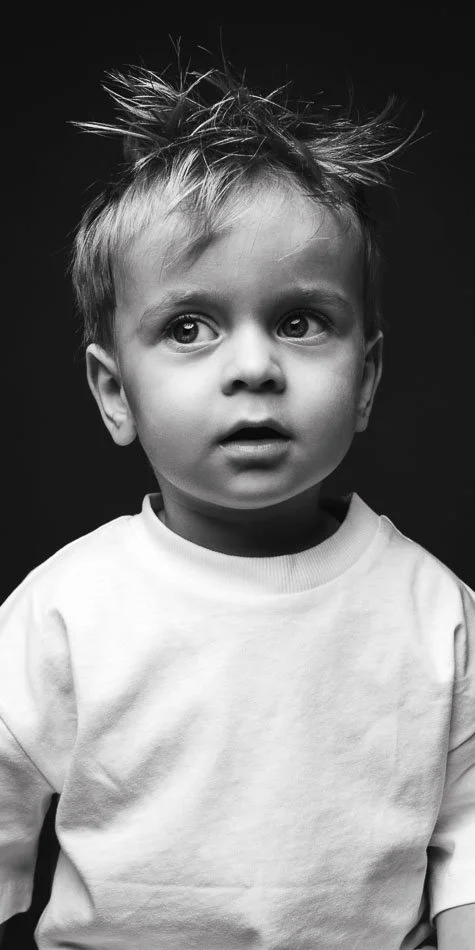 Zwart-wit portret van twee broers samen in de studio