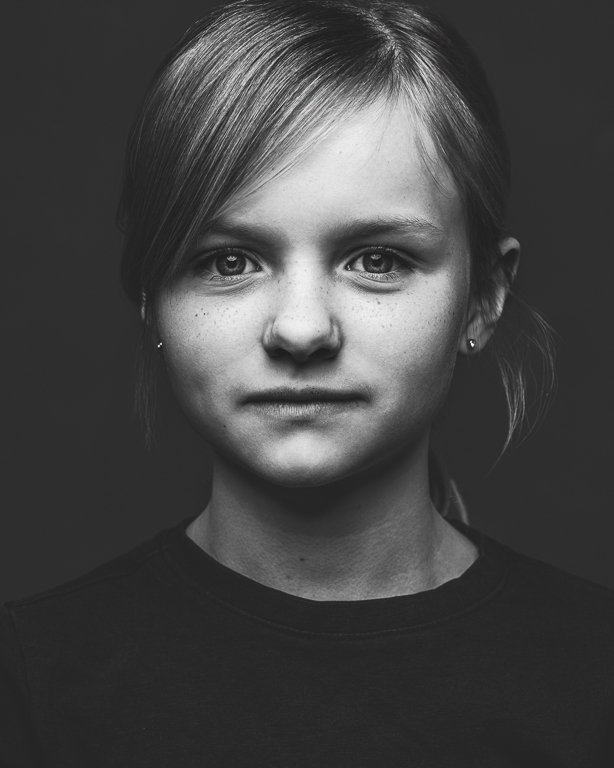 Serie kinderportretten in zwart wit met verschillende gezichtsuitdrukkingen in de studio