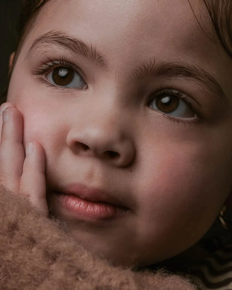 Kinderportret van jong meisje in studio met zachte belichting