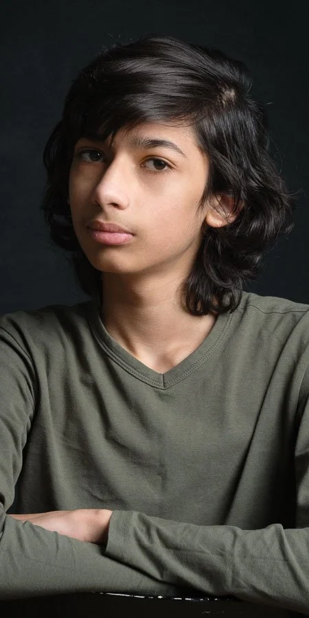 Jongen in studio met zacht licht