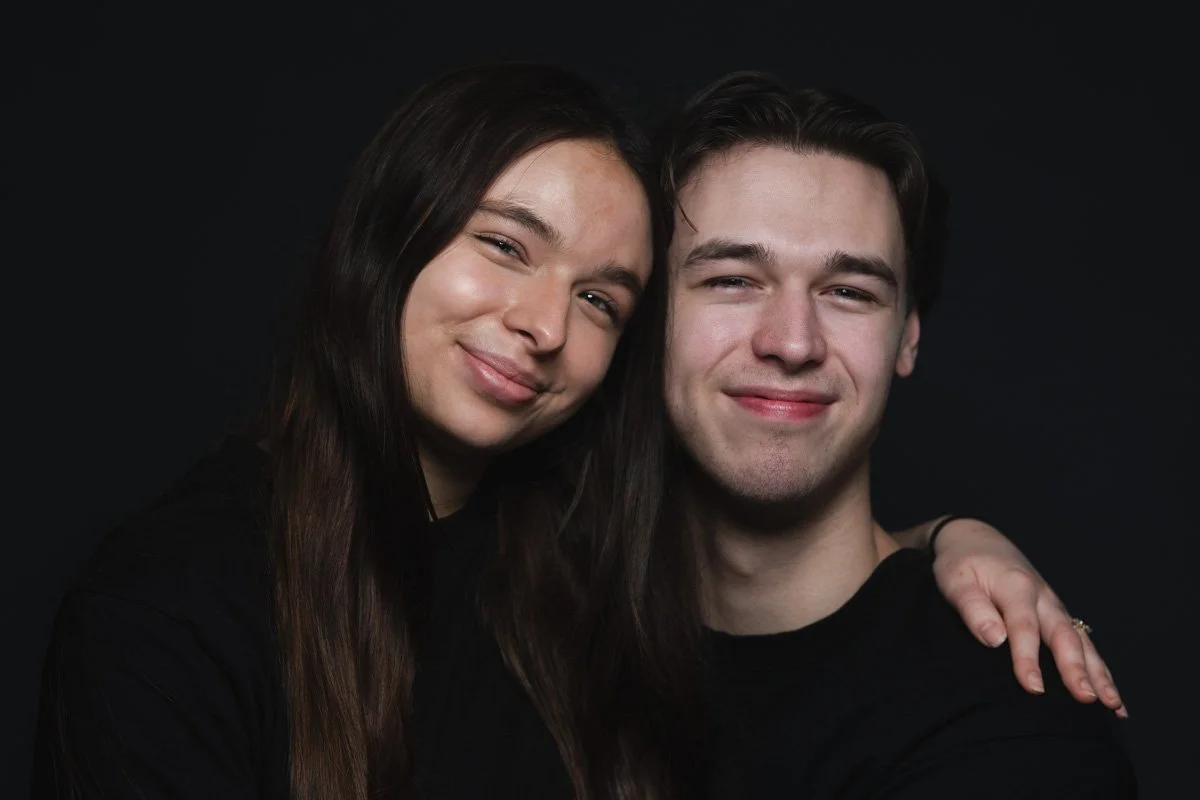 Portret van broer en zus tijdens een fotoshoot in de studio
