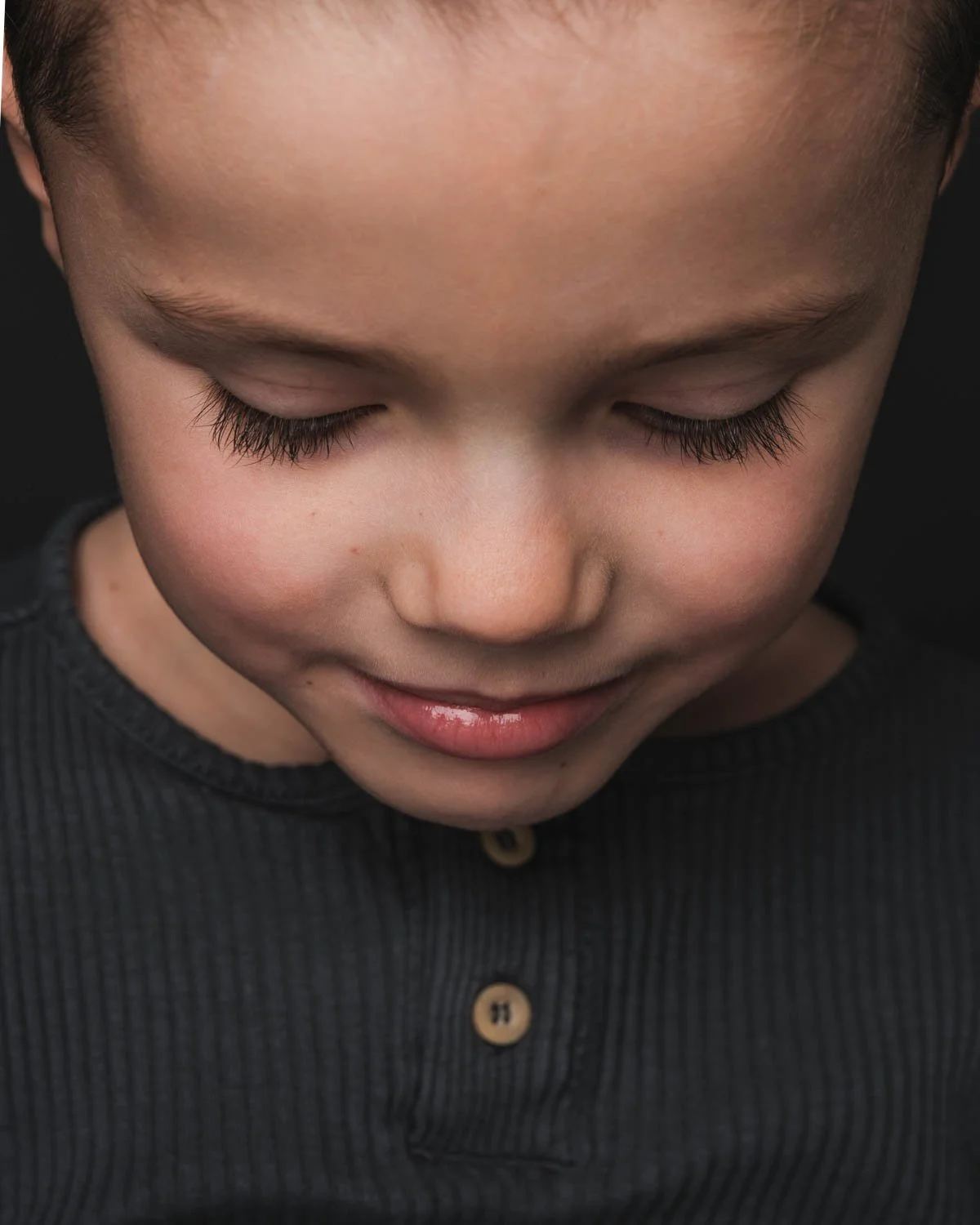 Kinderportret van jongen met zachte blik in studio