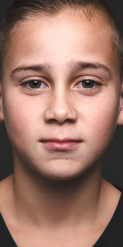 duo portret van broers met zachte belichting op donkere achtergrond in Zoetermeer