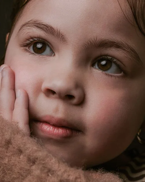Kinderportret van jong meisje in studio met zachte belichting
