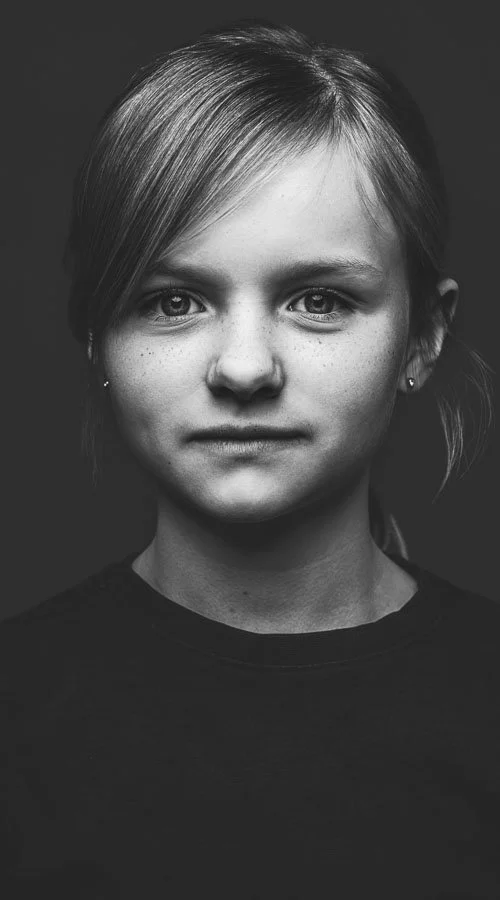 Zwart-wit portret van meisje in studio, drieluik met verschillende gezichtsuitdrukkingen