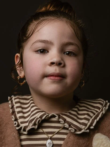 Kinderportret van jong meisje in studio met zachte belichting