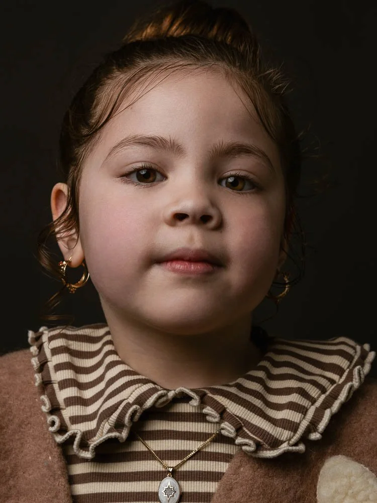 Kinderportret van jong meisje in studio met zachte belichting