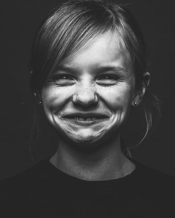Spontane blikken tijdens een fotoshoot voor een kind in het zwart wit. Pure emotie