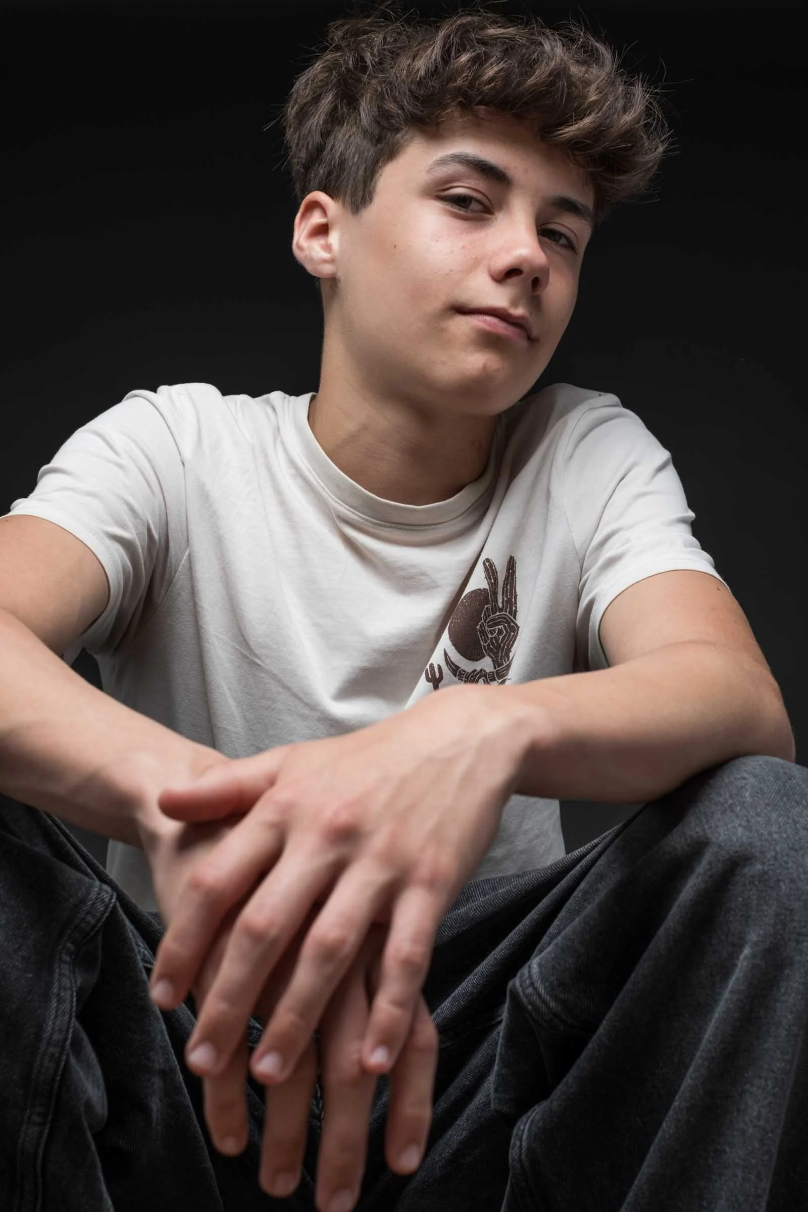 Jongen maakt castingfoto voor televisie en film in studio