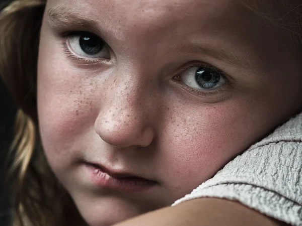 kinderportret van meisje met sproetjes closeup