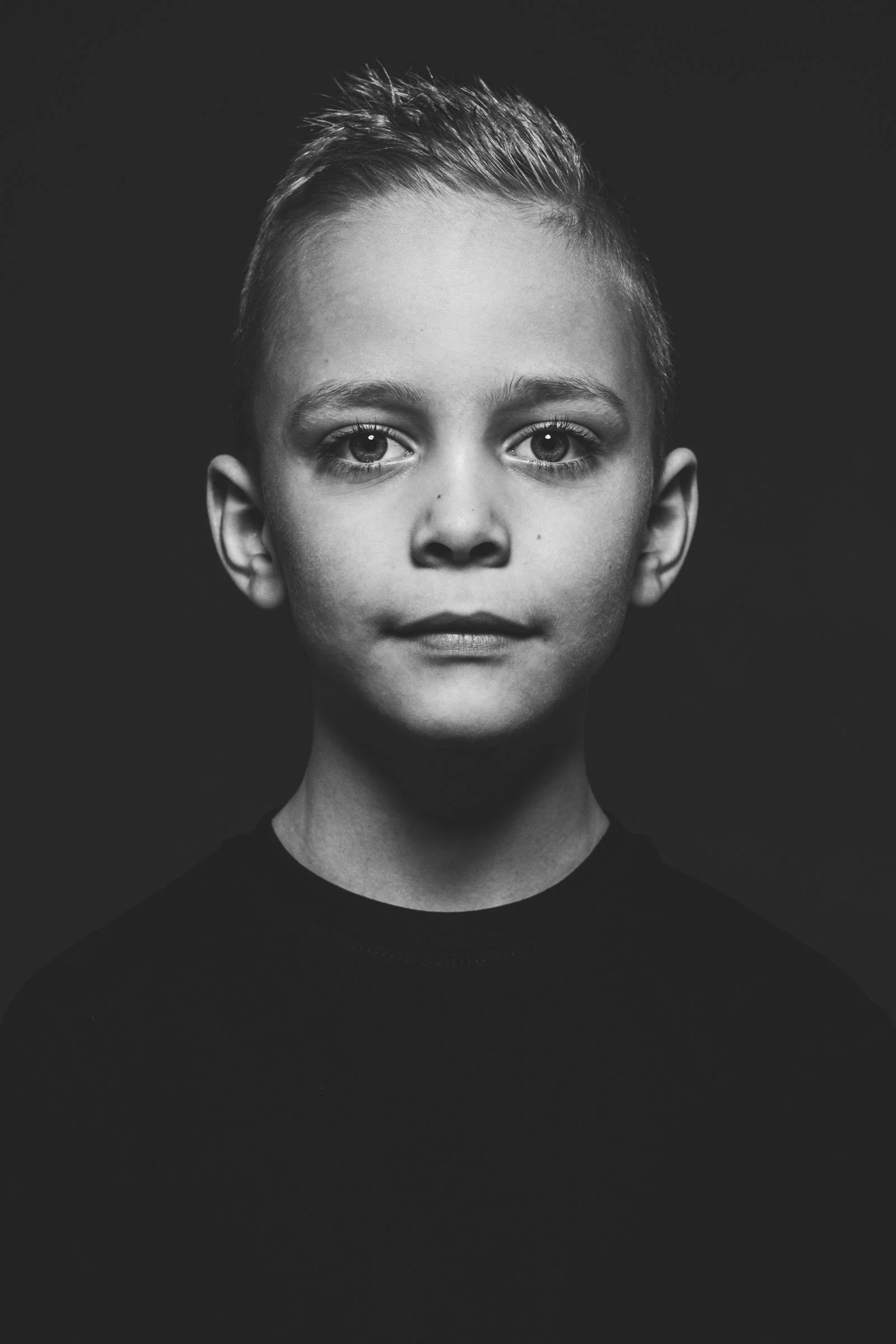 zwart wit 2-in-1 portret van broers in Zoetermeer, spontaan en tijdloos