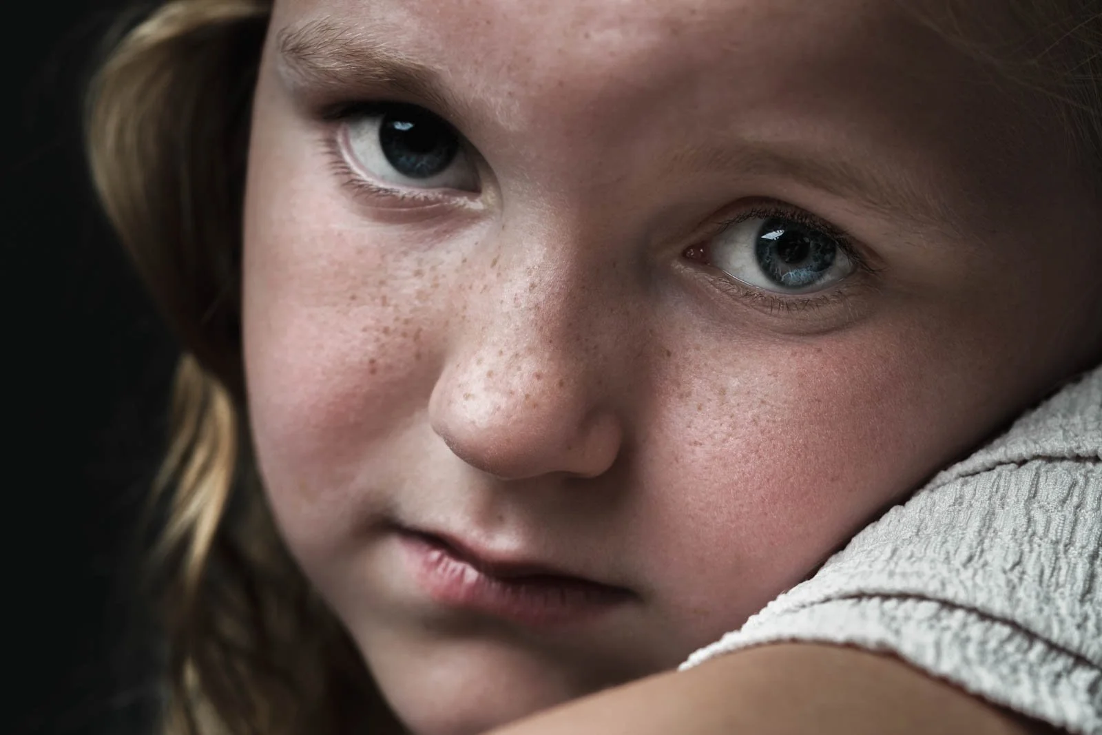 Portret van meisje in de studio tijdens een kinder fotoshoot