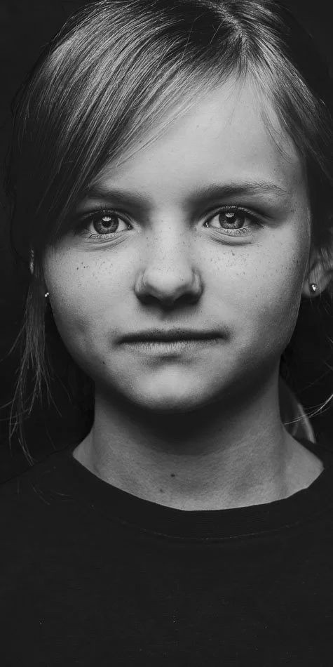 zwart-wit 2-in-1 portret van broer en zus in één samengesteld beeld