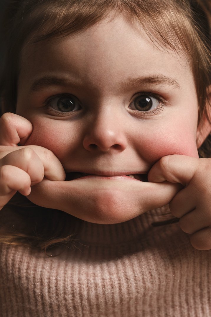 Portret van een kind wat een gek gezicht trekt door kinderfotograaf in Zoetermeer – professionele fotoshoot in studio