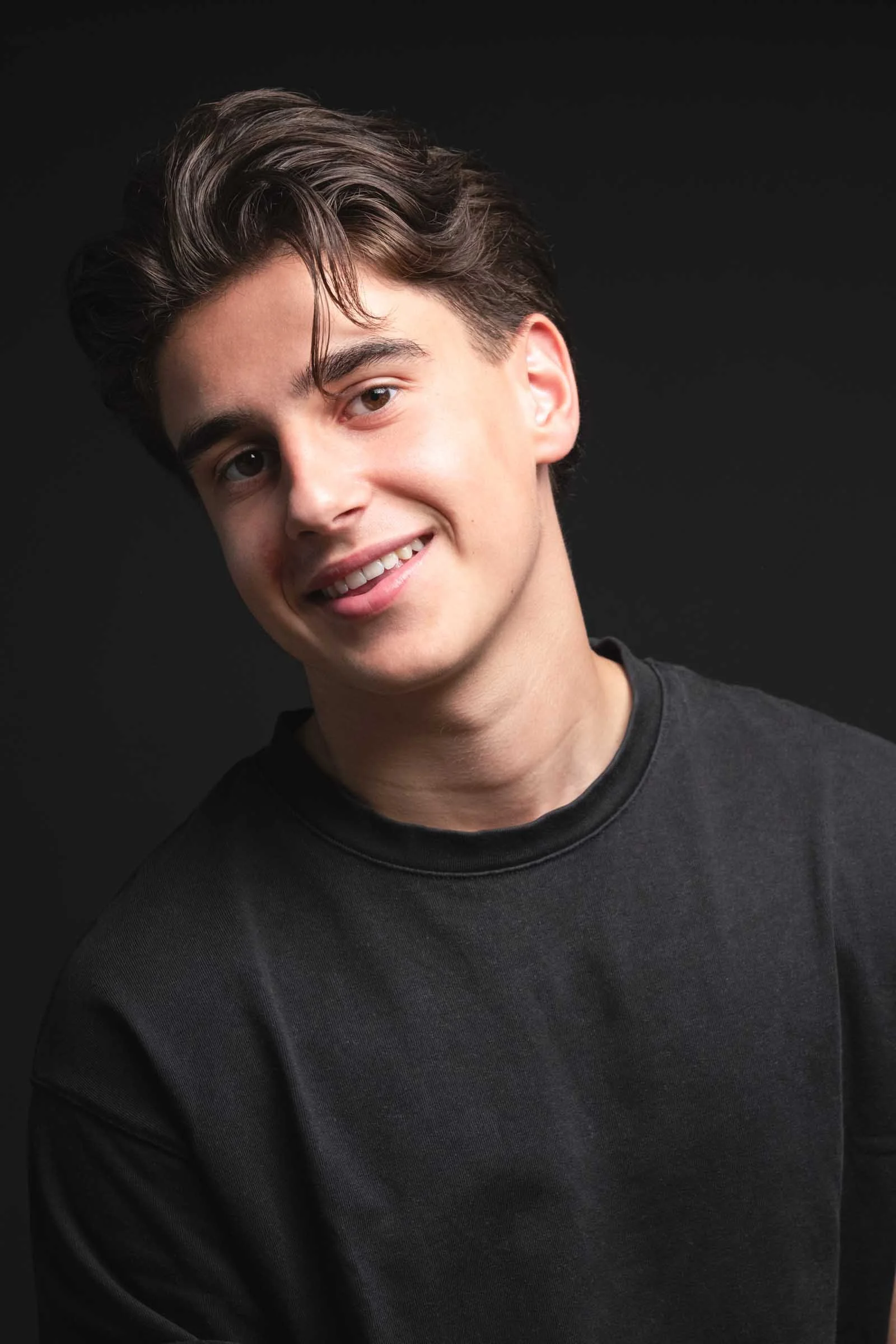 Jongen maakt castingfoto voor televisie en film in studio