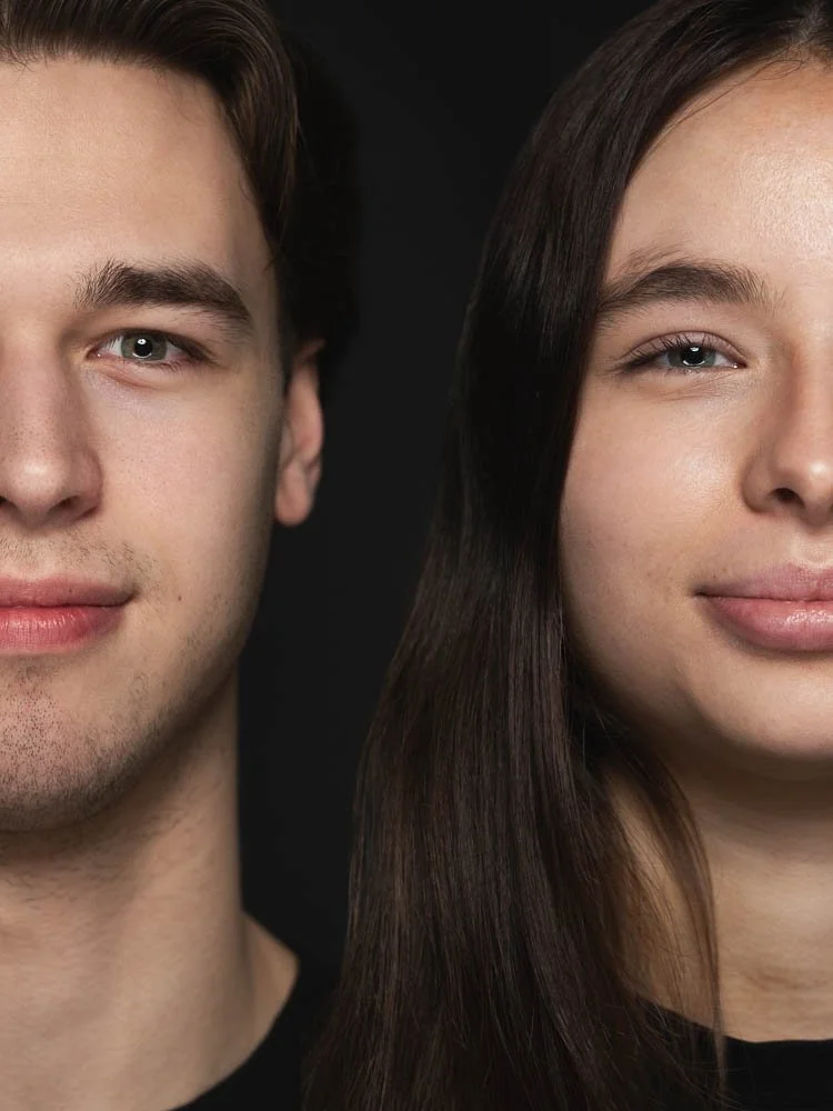 Duoportret van broer en zus, wang aan wang gefotografeerd in Zoetermeer