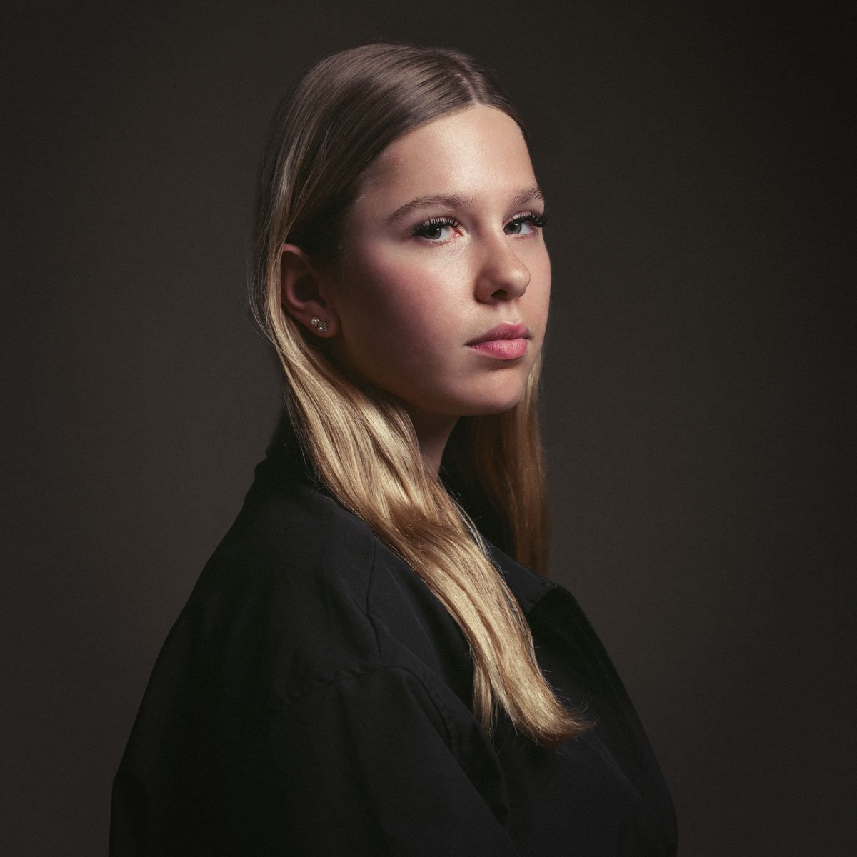 Kinderportret van tiener tijdens een fotoshoot in de fotostudio in zoetermeer zuid-holland