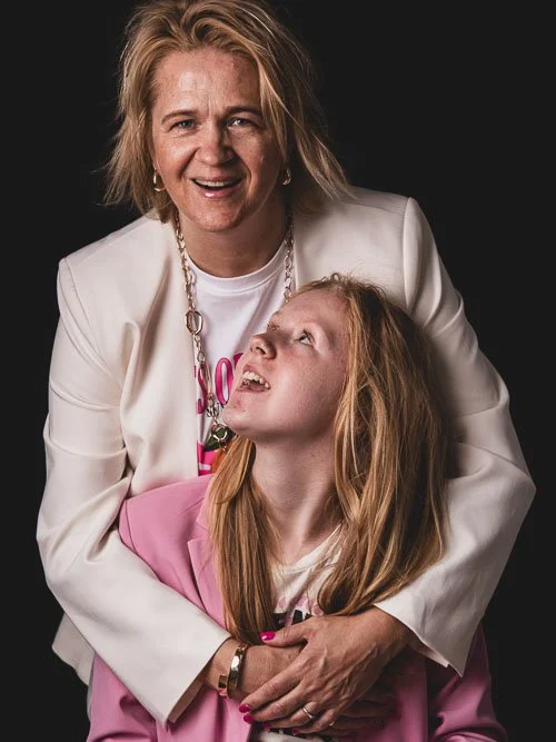 Moeder en dochter samen in de studio tijdens een ontspannen fotoshoot