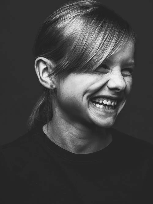 Meisje maakt speelse gezichten in studio, drieluik portretten met expressie