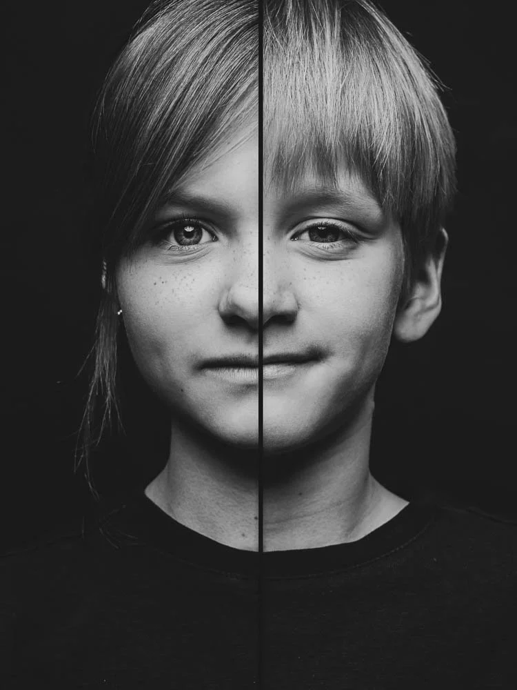 zwart-wit 2-in-1 portret van broer en zus in één samengesteld beeld