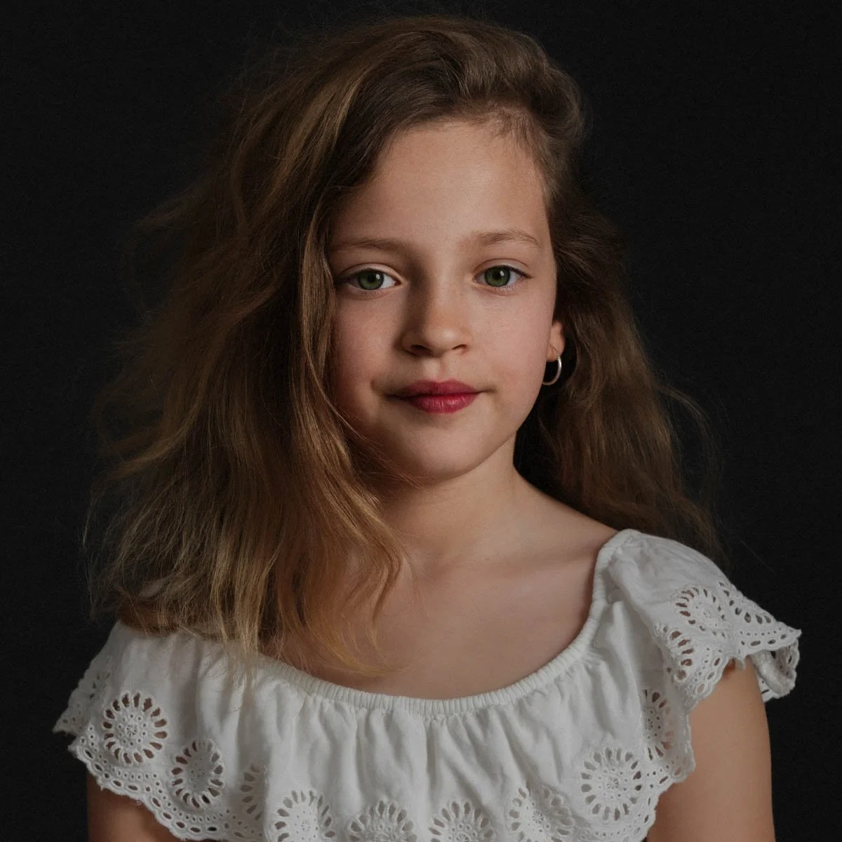 Kinderportret van meisje tijdens een fotoshoot in de fotostudio in zoetermeer zuid-holland