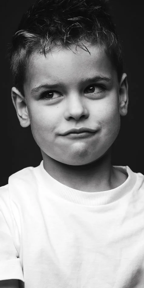 Kinderportret van broers met verschillende expressies in de studio