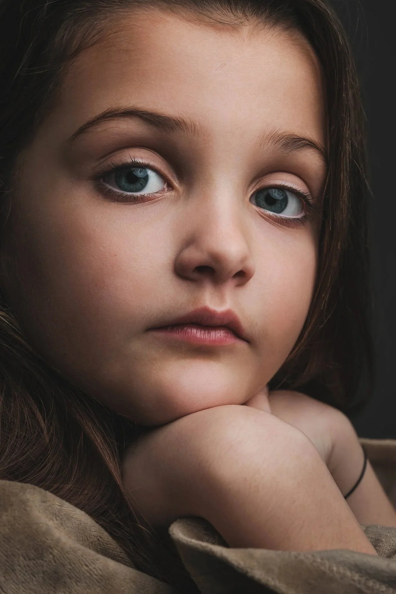 Portret van een meisje in de studio, lachend en ontspannen, professionele kinderfotografie in Zoetermeer