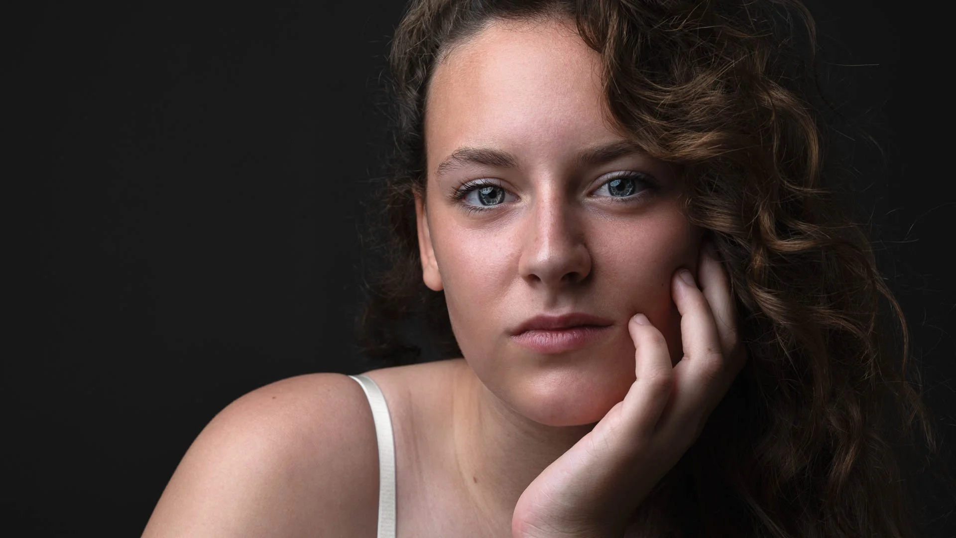 Tiener tijdens professionele castingshoot in studio, neutrale achtergron