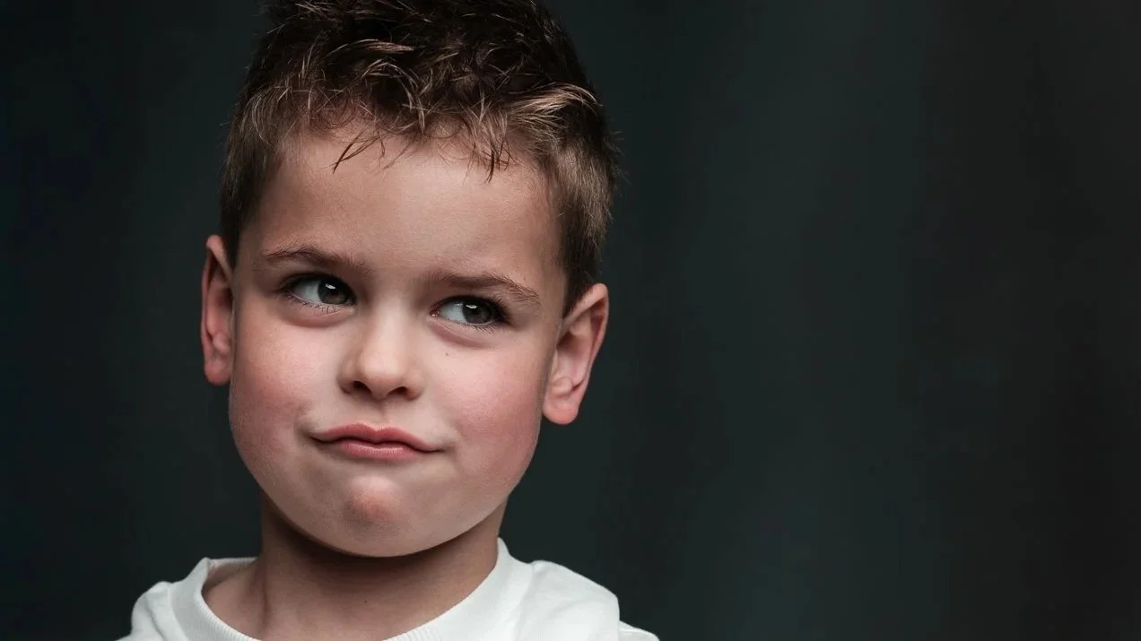 Kinderportret in studio met zwarte achtergrond