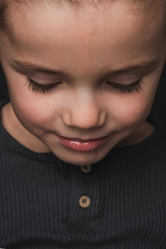 Kinderportret van jongen met zachte blik in studio