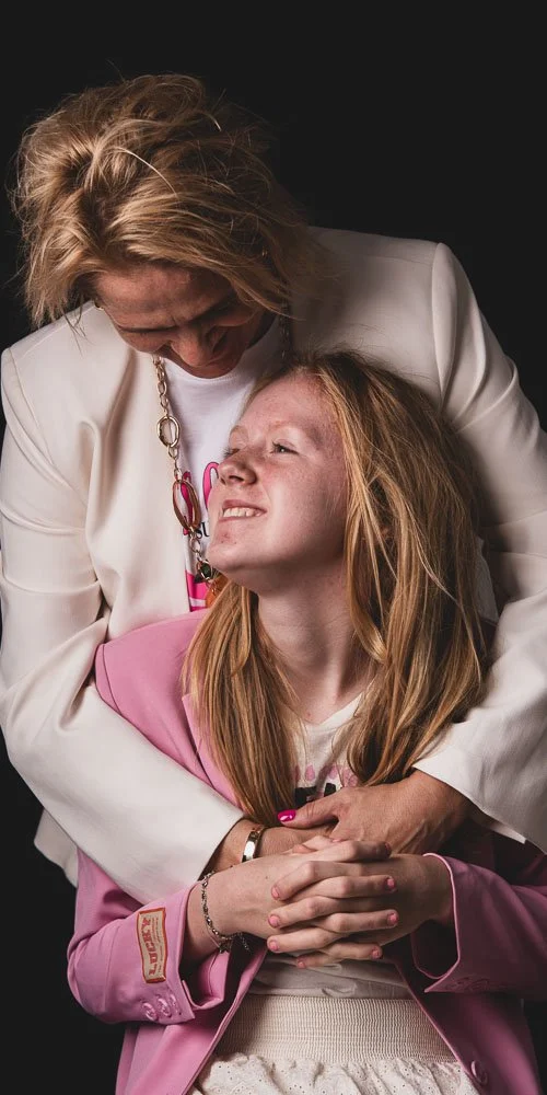 Moeder en dochter samen in de studio tijdens een ontspannen fotoshoot